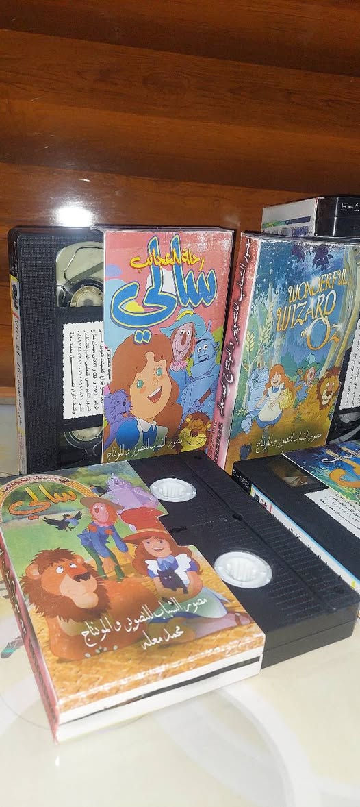 من النوادر
للبيع 
ب كاسيت ال VHS الكبير الفيلم 🎥 مغامرات ( سالي بلاد العجائب  )  جديد غير مستخدم عدا الفحص ب النسخه الاصليه
سالي في رحلة العجائب
القصة: "سالي في رحلة العجائب" هو مسلسل كرتوني ياباني من إنتاج عام 1986 مكون من 52 حلقة، يستند إلى رواية "ساحر أوز العجيب". يروي المسلسل مغامرات الفتاة سالي وكلبها توتو في عالم سحري، حيث ترافقهما شخصيات فريدة مثل الفزاعة التي تتمنى الحصول على عقل، والحطاب الصفيحي الذي يتمنى الحصول على قلب، والأسد الجبان الذي يبحث عن الشجاعة. معًا يسعون للوصول إلى ساحر أوز العظيم لتحقيق أمنياتهم، ويواجهون خلال رحلتهم تحديات عديدة تعزز من قيم الصداقة والشجاعة والتضحية.
سعر الكاسيتات (ع الخاص ) 
خدمه توصيل لكل المحافظات في العراق 🇮🇶 ودول الخارج 
مع شركه الامزون للتوصيل السريع .
للاستفسار اكثر مصور الشباب ميسان شارع المرور القديم حي المعلمين . ***********
***********   إتصال واتساب تلكرام محمدمعله
