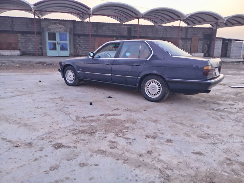 السلام عليكم 735موديل 1992 رقم بغداد تحويل مباشر مكينه كير مكفولات صدر امامي خلفي جديدمبدله تخم تاير جديد كهربائيات شغاله وبلاديه مكفوله من الظربه تبريد شغاله غرفتها حلوه ترايها يخبل السعر 32وبيها مجال اخوان اني مكلف بلنشر والله هاذ رقم راعيها ***********
