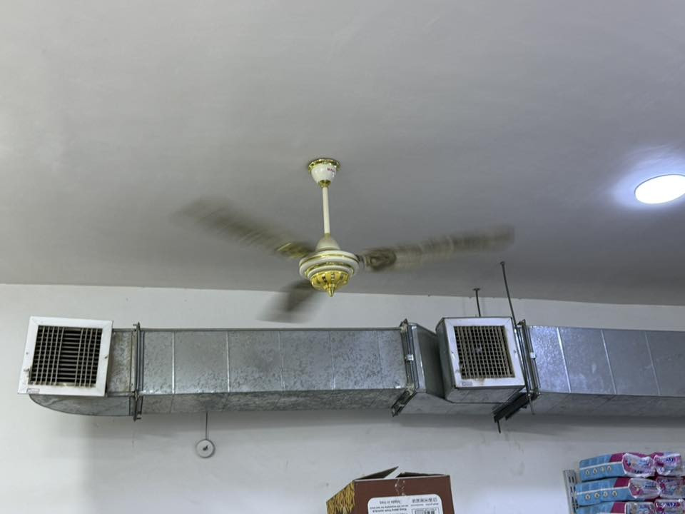 سلام عليكم يوجد تكت البيع مال مبرده مكان بغداد محموديه طول دكت 13 متر عرض 30*30 وبي 40*40 الاستفسار الاتصال على رقم *********** / ***********
