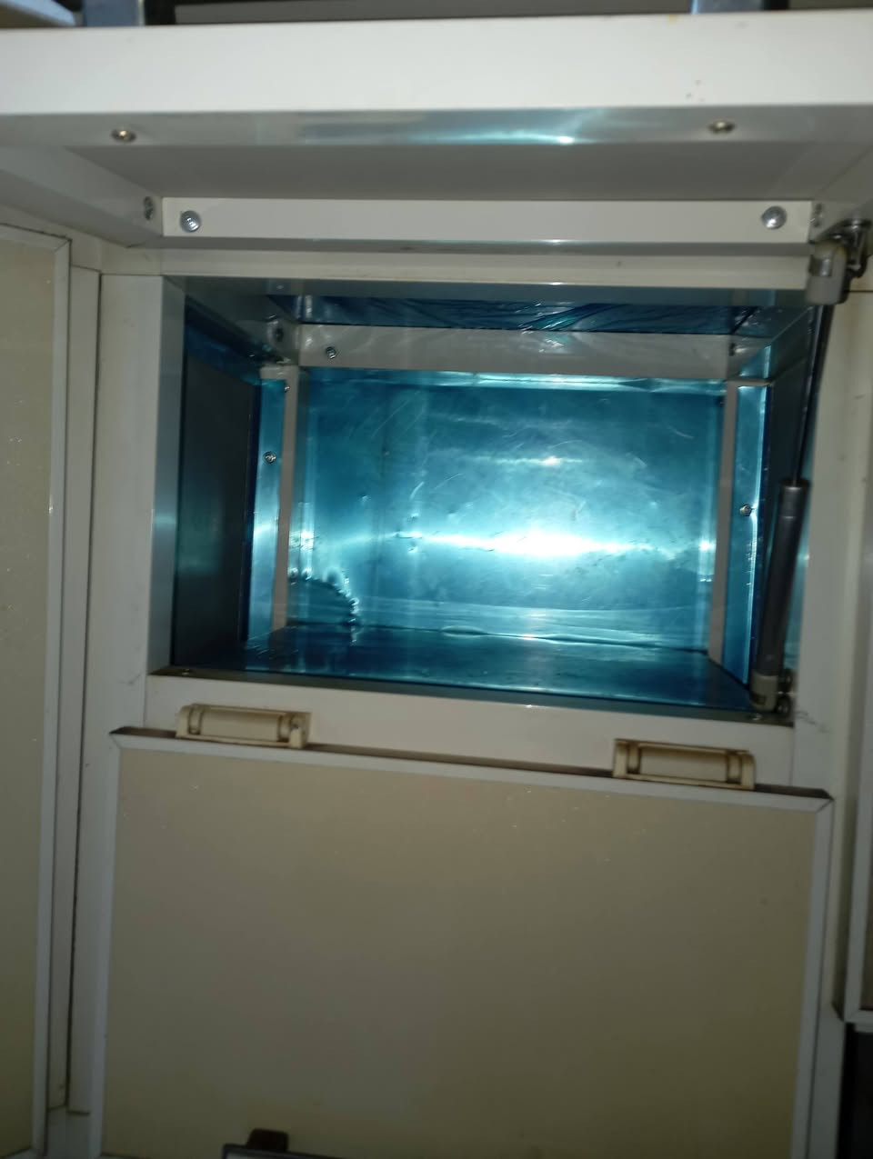 غرفة و كاونتر للبيع اسعار مناسبة الغرفة ب 300 وبيهه مجال والكاونتر 225 وبي مجال 
***********
