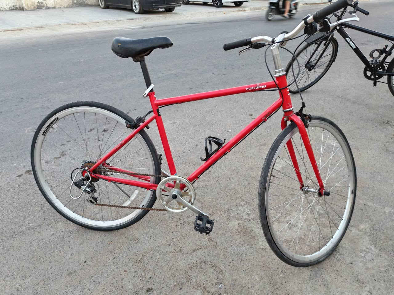 السلام عليكم كابتن علق تم ويوصلك سعر دراجه c700🚴🏻🚴🏻  باله اوربي ✨اي نقص مابيها دراجه كامله  الون احمر.  📍عنوانه كرادة مجمع مشن ***********
