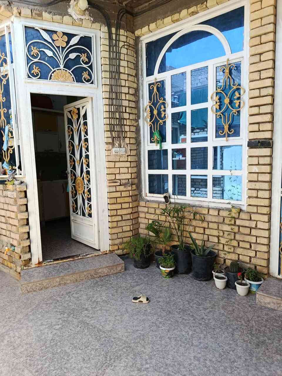 بيت للبيع في مدينة الصدر مقابل مدرسة ابن ماجد بالفرع كونكريت مسلح طابق واحد المساحة 125 يحتوي على غرفتين نوم مناور اثنين صالة استقبال ومطبخ وصحيات السعر 135 وبيه مجال للاستفسار الاتصال على *********** أو مراسلتي على الخاص
