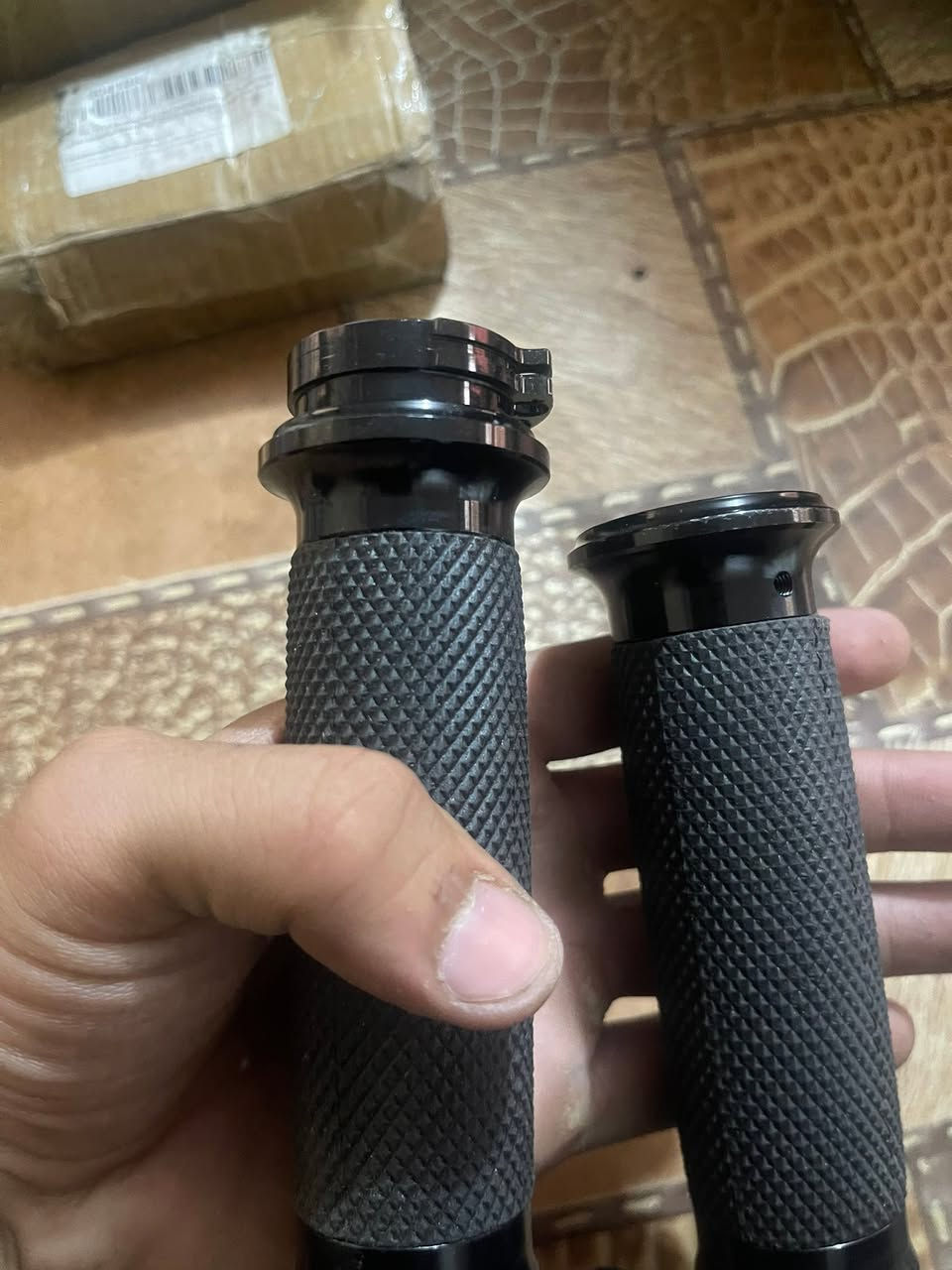 🏍️ مقابض دراجة (Handlebar Grips) بتصميم RSD المميز للبيع! 🏍️
شباب، متوفر عندي مقابض دراجة (Grips) نوعية مفولة وشركة معروفة RSD تنطي فخامة وترتيب للهارلي مالتك.
✅ المواصفات:
 تصميم RSD المعروف بجماليته وجودته.
 تناسب موديلات الهارلي (Sportster 883/1200, Touring, Dyna, Softail).
 قياس 25ملم 1 بوصة
القطعة جديدة وموجودة ببغداد السعر 40,000
رقمي ***********
لحد يعترض ع السعر الي يعرف بيهن رح يعرف اني حاي ابيعه بسعر معقول القطعة سعره بالشركة 69,99 دولار
