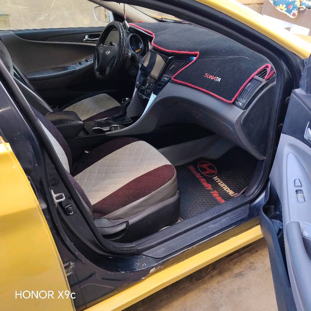 سيارة هونداي باللون الأصفر بحالة جيدة، مع تصميم داخلي مشدود. مناسبة للمدن والسياقة الطويلة. السعر ملائم وقابل للتفاوض بمحافظة مكان الإقامة.