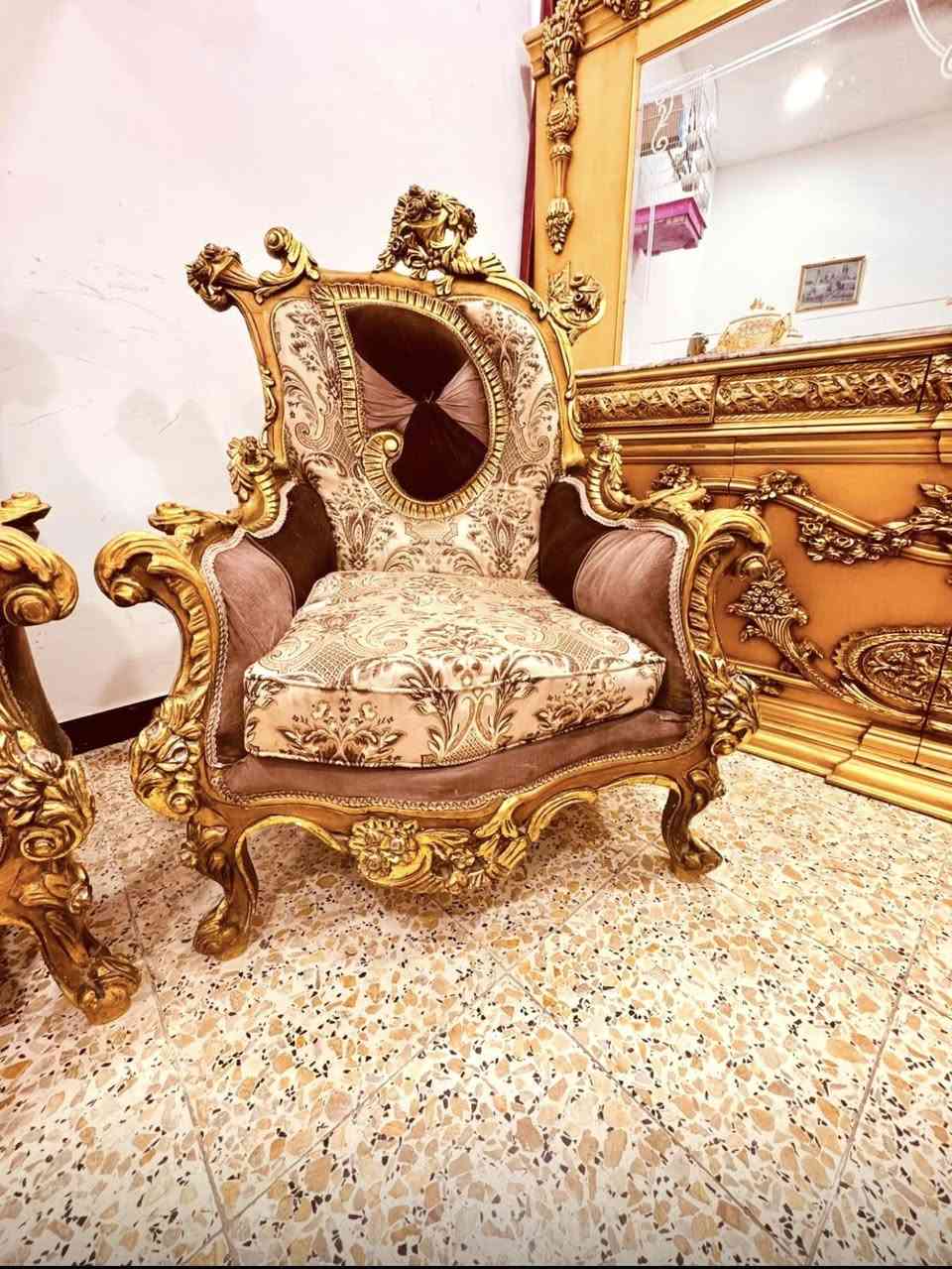 تخم زان مصري دمياطي ملكي
صبغ ورق ذهب حفر يدوي 
قنفات اثنين واربع كراسي 
مع طبله وسطيه مرمر طبيعي 
نظيف جدا مكانه الدولعي 
للتواصل ***********
