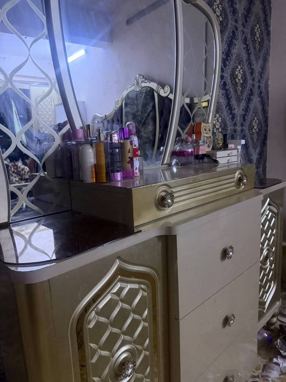 سلام عليكم غرفة نوم للبيع سعر مليون و بيه مجال للاستفسار الاتصال على ***********

