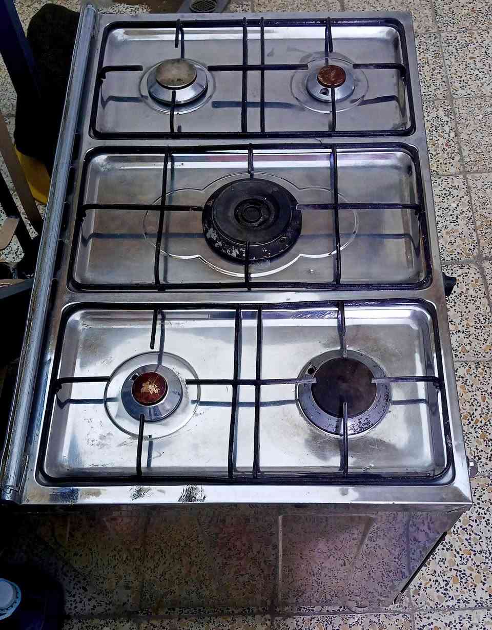 السلام عليكم. 

 طباخ نظيف استعمال شهر واحد عالخفيف (اريد ابيعه لان ماعندي مساحة بالمطبخ) 
صناعة مصرية
ستيل نظيف، كل العيون تشتغل، الفرن يشتغل، نار عالية. 
عيبه الوحيد مابي جامة ومابي يدات. 
السعر: 150الف وبي مجال قليل. 

للتواصل، هاتف/واتساب: ***********
(غير متواجد على فيسبوك) 

المكان: بغداد/مدينة الصدر/قطاع74 عالبرة مقابل قطاع 80
