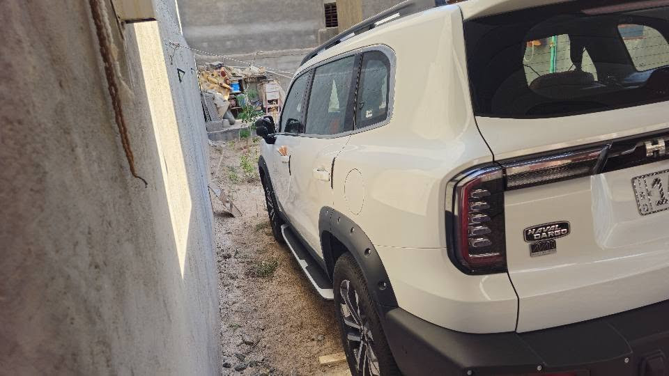 هافال داركو 
موديل  2025  ماشية 26000
فول مواصفات 
مكفولة كفالة عامة بوضع الشركة.. 
رقم بصرة بإسمي تحويل مباشر.... 
مواصفات فول 
* التعرف على اللوحات المرورية.
* وسائد هوائية.
* جسم معدني قوي.
* كاميرا محيطية 360 درجة.
* أنظمة المساعدة في حالة الازدحام المروري، وتحذير حركة المشاة.
* رصد نعاس السائق.
* نظام مساعد الركن.
* مسجل بيانات الحدث.
* مكابح الركن الإلكترونية.
* مثبت السرعة.
* أنظمة التحكم بالجر، والتحكم الإلكتروني بالثبات، وقياس ضغط العجلات، ومساعدة الهبوط والإقلاع على المنحدرات.
* مساعد الفرامل الآلي.
* مانع انغلاق المكابح ABS، وتوزيع قوة الفرملة إلكترونيًا (EBD).
* مانع تشغيل المحرك (الإيموبلايزر).
* نقاط تثبيت كرسي الأطفال (ISOFIX).
* قفل مركزي.
وتنفرد سيارة هافال دارجو   بما يلي:
* تحكم إلكتروني ذكي.
* أنظمة تحذير مغادرة المسار، ومساعد المحافظة على المسار، ومساعدة البقاء في مركز المسار.
* نظام تحذير النقاط العمياء.
* مساعد تغيير المسار.
* نظام الحفاظ على المسار في حالات الطوارئ (ELK).
* تحذير الجانب الخلفي وفرامل الجانب الخلفي.
* تجنب الاصطدام الخلفي.
* مثبت السرعة الذكي.
* الركن الأوتوماتيكي بالكامل.
* تحكم ذكي في المنعطفات، والتحكم في جميع التضاريس.
* 6 مجسات رادار أمامية.
* التنبيه من التصادم الأمامي وفرامل طوارئ أوتوماتيكية
* نظام تشغيل/ إيقاف ذكي (stop/ start).
* زر تشغيل وإطفاء.
* فتحة تكييف هواء للمقاعد الخلفية.
* دخول ذكي بدون مفتاح.
    

للإستفسار  ***********  واتساب البصرة, العراق
