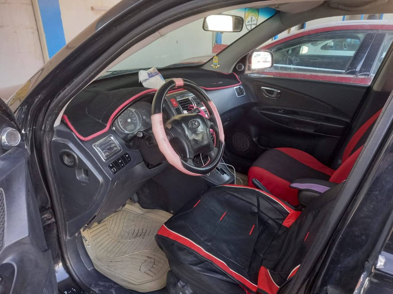 توكسان وارد امريكي موديل 2009 محرك 6 سلندر المكينه والكير والحداديه مكفولات السياره بيه 4 قطع صبغ اثر جراد فقط بدون حادث رقم بغداد انكليزي مكان السياره نجف السعر 95 اتصل على الرقم أنا مكلف بالنشر*********** النجف, العراق
