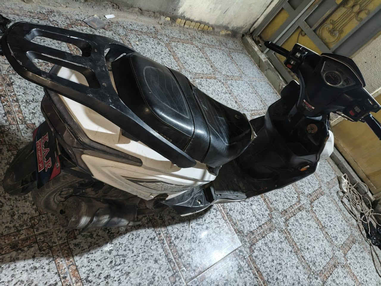 السلام عليكم
دراجة سكنس للبيع 

حلوة ونضيفه موديل (2023)

مفتوحة مرة وحدة فقط (بيها تبخير خفيف) 
قفل جنطه 
قفل سكان 

كهربائيات كلها شغالة(لايتات اشاير يمنه يسرة و رباعية) 

سلف و هندر و بيها تشغل عن بعد يعني تشغلها بالبصمة 

بيها حساسات وجهاز انذار مال سرقة 

تاير امامي توة شاده والورة هم جديد 

السعر 350 

مكاني ناصريه قرب الاسكان الصناعي 

راسلني او خابرني ***********
