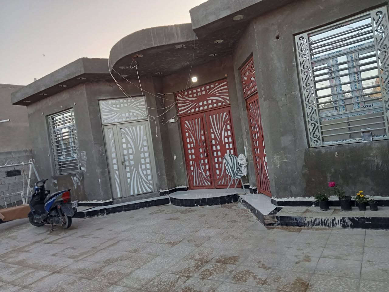 السلام عليكم   بيت للبيع 
طابو بستنه مداور أسهم  مساحته البيت ٢٥٠متر ٣غرف نوم وصاله ومطبخ وحمامات ٣ وبرانيه ومدخل وكراج البيت نص عكاده ونص مسلح بناء كله طابوك شبابيك كلهن المنيوم وشارع ٨متر عرضه  شارع مجاري وتبليط كامل خدمات  مكان سماوه شارع الجامعه  

#المعرفة السعر راسلونا أو تصل ع رقم. ⬇️
***********
