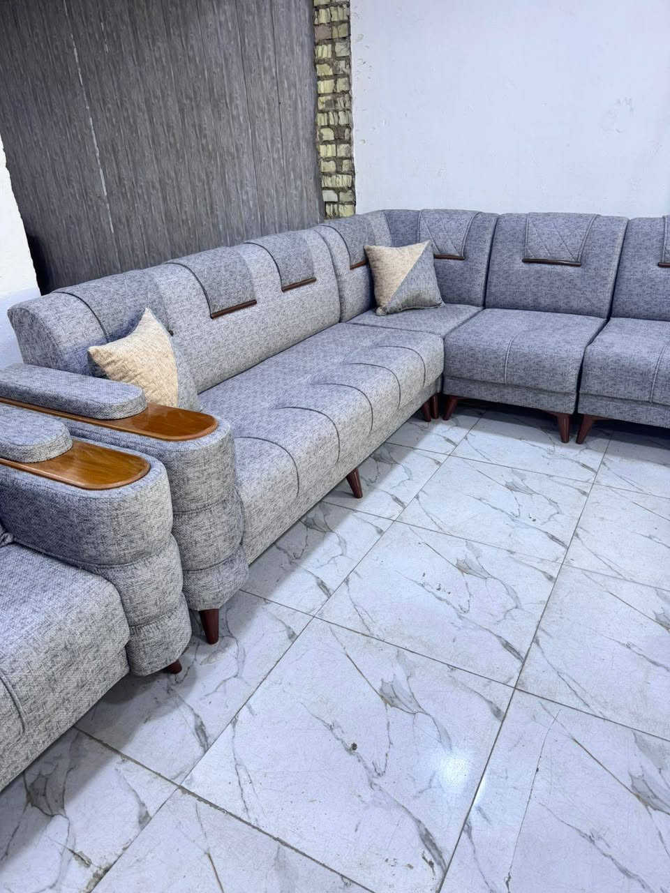 من رخصة ألادمن تخم ديوان عدد ٢ كورنر بيه ٢ قنفه مفصوله ثنائيه
تفصال..درجه اولى شرط الفحص
الداخل خشب بلوك اسود كله سمك ١٦ الثقيل
سفنج مضغوط مميز أول وتجي فوكاها طبقه دللوب طبي قماش كتان ناعم بيه نقشه نازكه.. ابو الطبله قياس ١٤ متر ونص ٢٠ مقعد استفسار *********** متوفر واتساب
