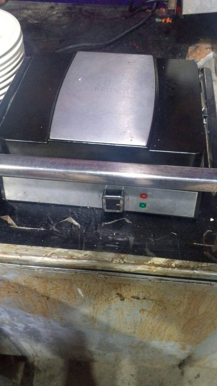 سلام عليكم اغراض للبيع
براد ب٣٧٠ قفل منقله شوي ب٢٦٠ ميز حديد ابو العيون ب١٦٠
شاويه بركر ب١٦٠ قفل دبه غاز ٦٠ قفل حاميه  صاج كهرباء   ب٦٥ 
حاميه فنكر كهرباء ب٧٥
 مكاني #قلعه_سكر رقمي بي واتساب ***********
