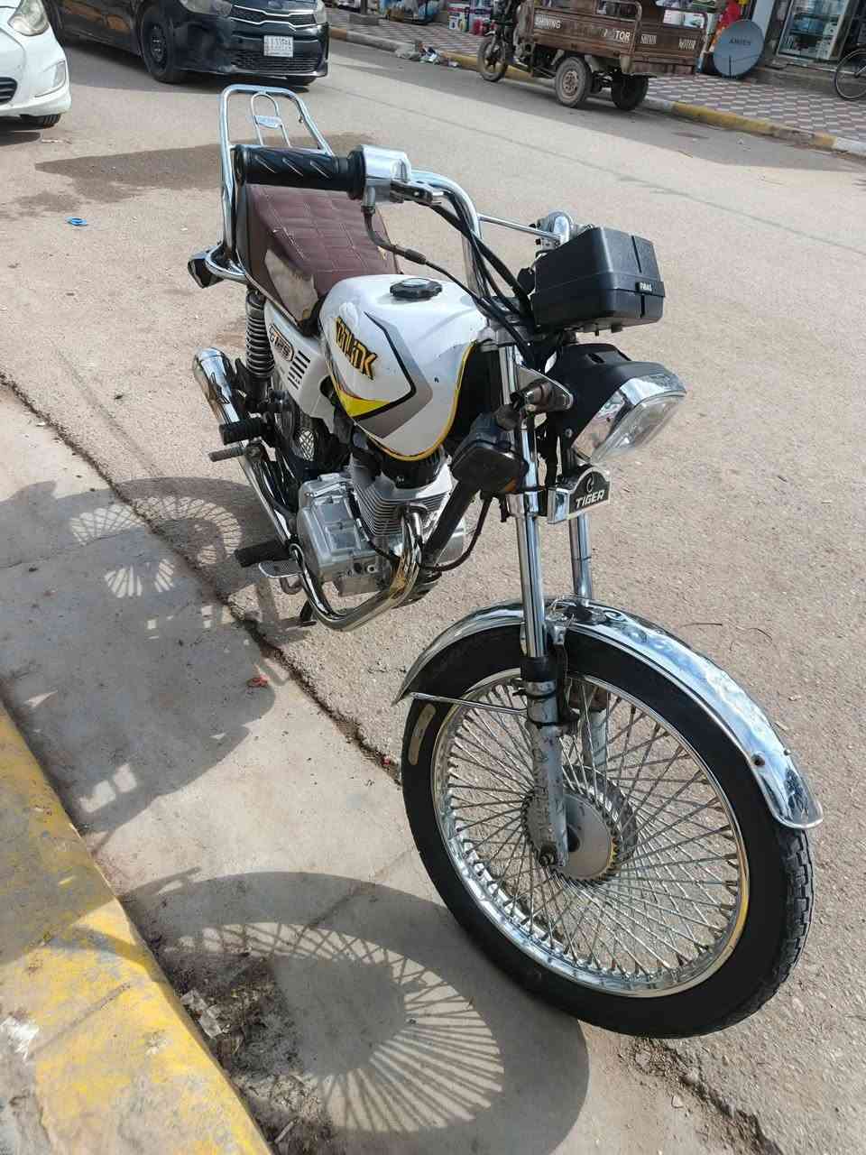 السلام عليكم دراجه للبيع دراجه مديل ٢٣ أوراق  مامحتاجه شي شغاله وعلى حسب الأصول السعر٤٥٠ المكان كربلاء طويريج  الاتصال على الرقم ***********
