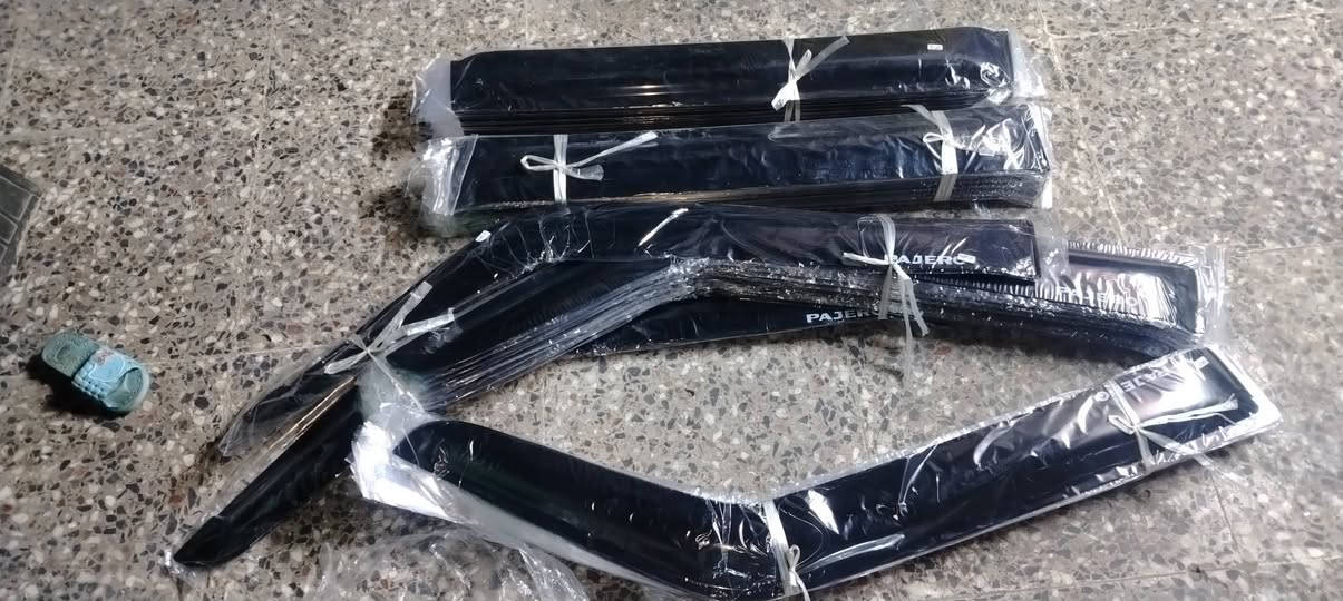 من رخصة الكروب وصلن مطريات باجيرو قديم من موديل ٩٠ الئ ٢٠٠٠ مع الشباك تخم مطريات ٢٠ الف شباك جديد ٥٠ بغداد مدينة الصدر اورفلي *********** وتساب موجود خدمة توصيل موجود
