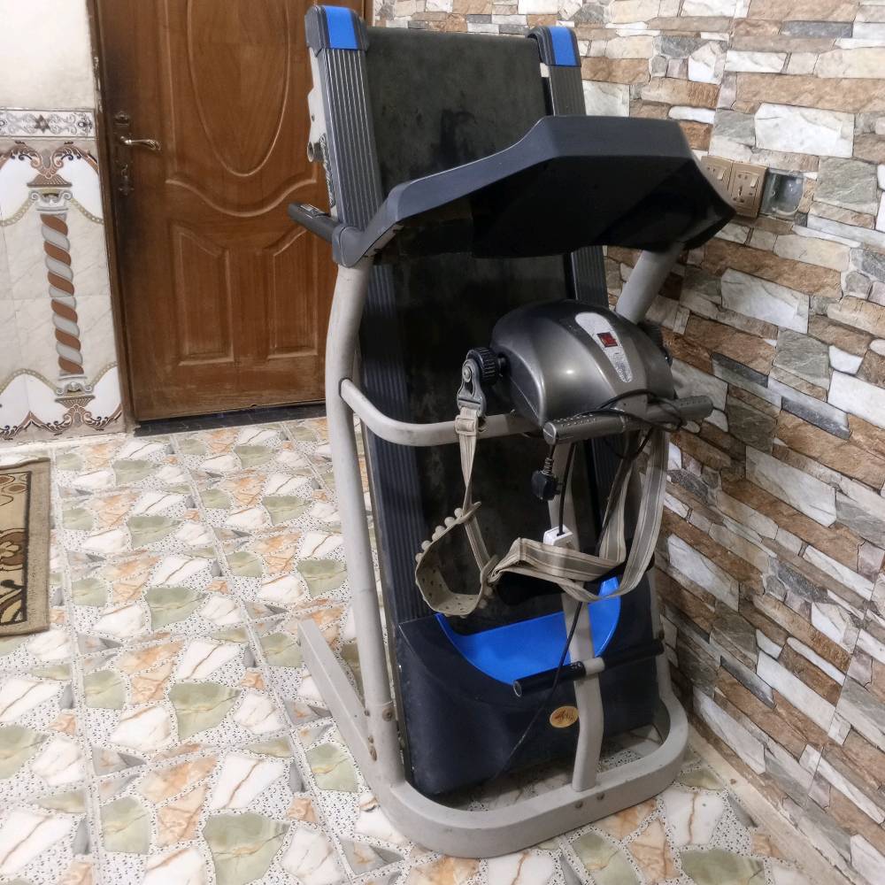 هذا جهاز سير كهربائي بحالة جيدة، مفيد للتمارين اليومية في المنزل. يحتوي على لوحة تحكم سهلة الاستخدام ويناسب جميع مستويات الرياضيين. التصميم مدمج لتوفير المساحة وسهل الط