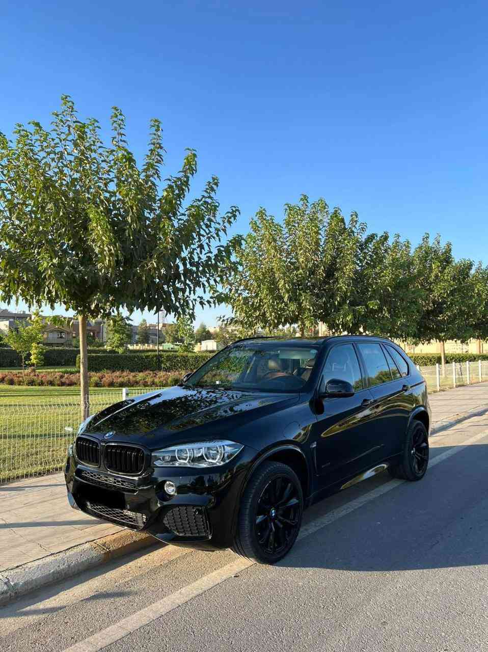 BMW X5
وكالة عروش 
رقم اربيل 
سعرها 255 ورقة مجال بسيط ***********
ماشية 152 الف 
محرك 6 سلندر توين بور تيربو
عليها برمجة منالوكالة stage 1
مواصفات 
حساسات امامي خلفي تفاعلية
جنطة شفط
كامرة خلفية 
اشاير مري ومري شفط
كشنات جلد وكهرباء وخزن 
داخل قرميدي 
لايتات ادابتف داينمك متحرك 
عليها kit M
صبغ دعاميات مال تحديث وبالصندوق يم الرقم صبغ كد شبر 
بيها بارد تقريبا 3 مناطق 
بانوراما  
تبريد قطعتين  
رقم اربيل باسمي
