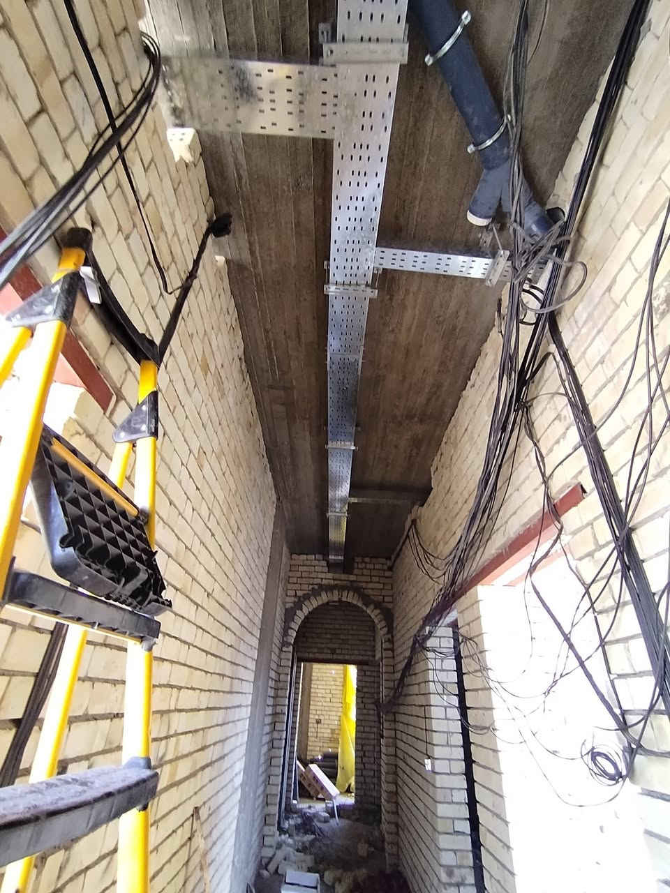 سلام عليكم احنه خلف ثنين متفرغين للعمل بليوميه وقطعي ونقط كلشي نشتغل سيمنز بوري كيبل تري بنايات وبيوت مطلوب عمل مفتوح في بغداد حصرآ
***********
