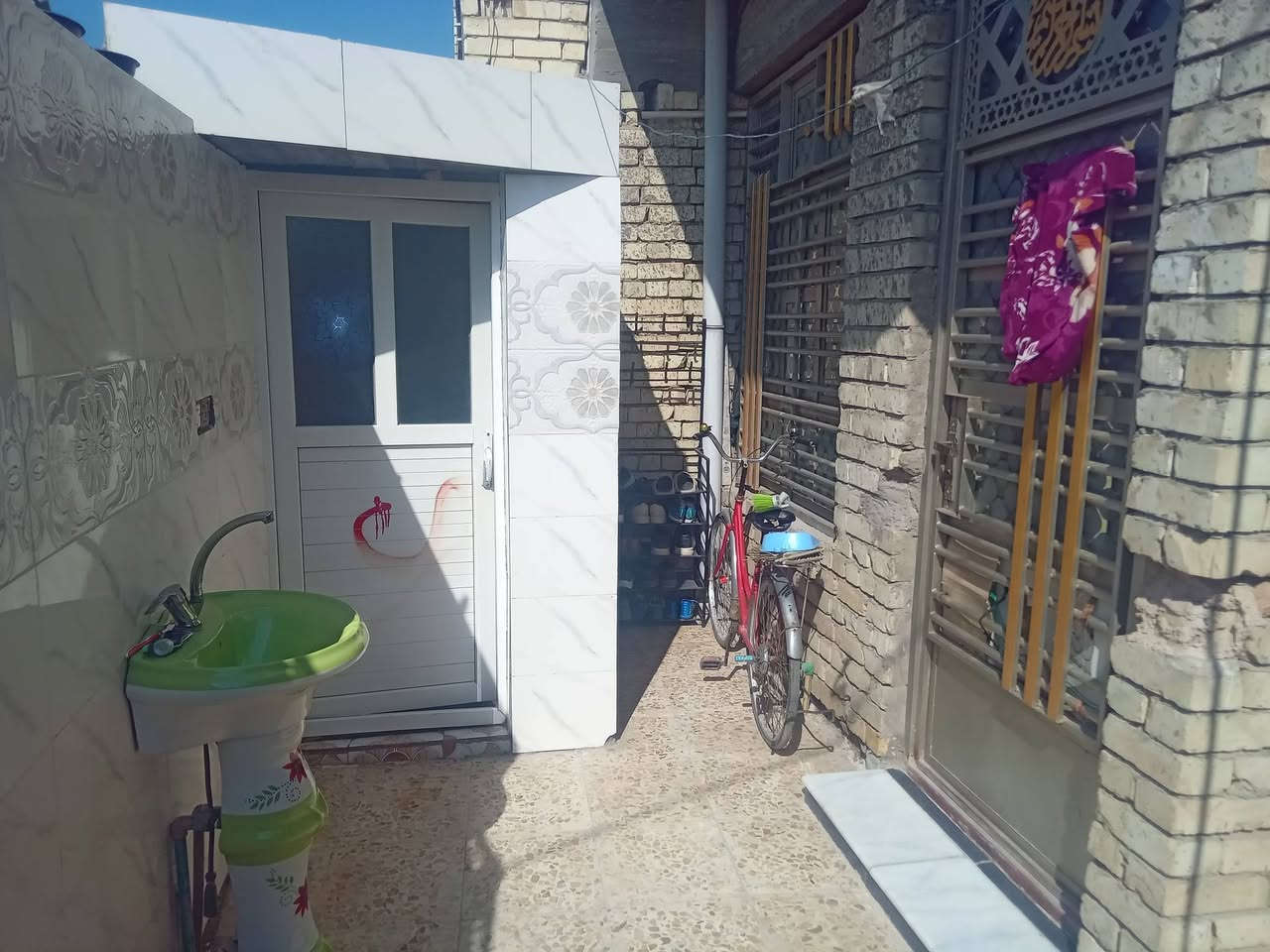 بيت 100 مربع لواجهه سته وربع نزال 16 للبيع خدمات ماءوكهربا ومجاري بغداد بحي دجلة خلف  لمعارظ اتصال *********** بي واساب ول سعر خمسين وبي مجال بسيط
