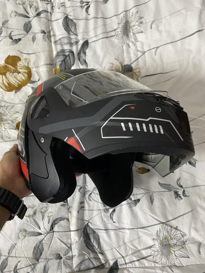 السلام عليكم حبايب .خوذه فج قلاب الخوذه بعدهي جديده ب كارتونه ملبوسه بس مره وحده السعر ب 35 مكاني النجف ملحق شارع الروان . *********** متواجد واتس
