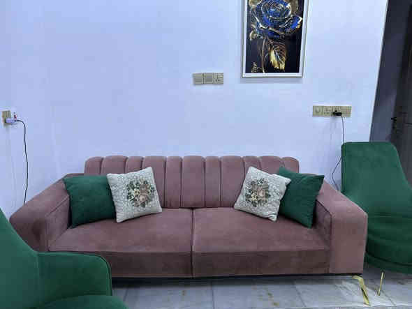 تخم تركي 10 مقاعد قنفات 2 وكراسي 4 سرير قلاب 
السعر 800 وبي مجال المكان بغداد الدورة ***********
