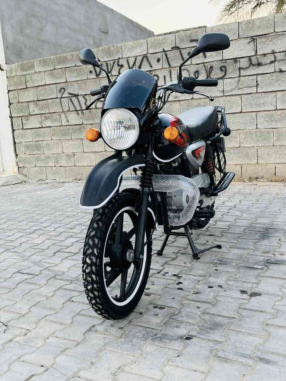 يالله سلام عليكم بوكسر موديل 2021(مرقم لوحه وسنوية انكليزي ديالى تحويل ثاني يوم هزه جديده )
دراجه جديده برغي مابيها نقص يعني ربع مذب عليها وبعد احلى من الصور تجي وشوف بعينك (العنوان ديالى بعقوبة طريق بهرز مقابيل الفوج السابع )بيع بالنقد والقصط ماستر رافدين فقط 
شراي اتصل وداللل ***********
