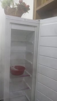 ثلاجه للبيع عله الفحص السعر 250 وبيها مجال 07725660714