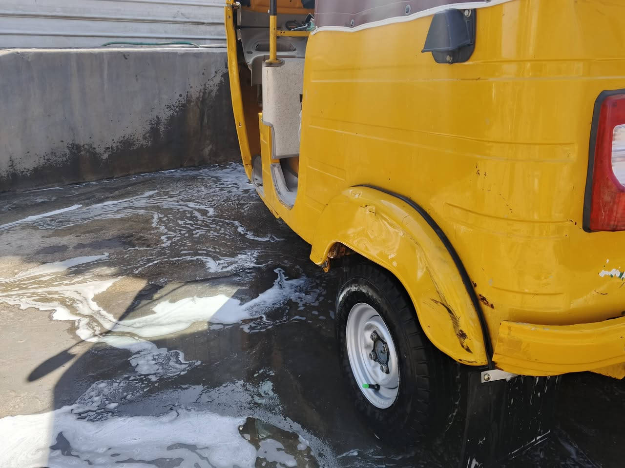 السلام عليكم تكتك للبيع موديل 2019 امضلع رقم وسنويه اتصال على الرقم ***********
