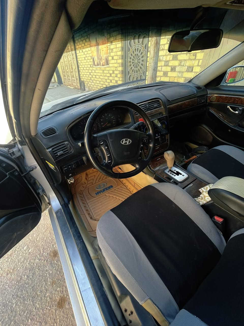 السلام عليكم سوناتا موديل2001 رقم بغداد سنويه وسونار جديد ويه الصور جاهزه من كلشي مكينه اوتماتيك حداديه تبريد ثلج فول السيارة فتحه وتحكم بالستيرن تخم تاير كهربائيات كلها شغاله السياره جاهزه من كلشي  جديده بمعنى الكلمة مال جناي الف ماتصرف عليها مصبوغه لجماليه مكفوله السياره   مكاني النجف حي الميلاد السعر 60  الي يحب يتصل***********
