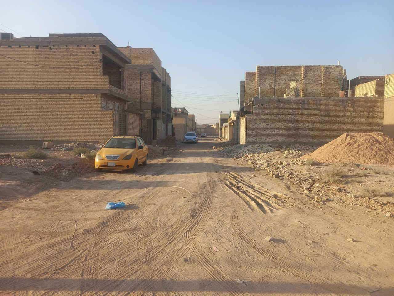 السلام عليكم قطعه ٢٠٠ متر في رئاسه العبيدي شارع ام البنين بنهايه ركن عله شارعين  كهرباء ومجاري ومي خير من الله رقم الهاتف ***********
