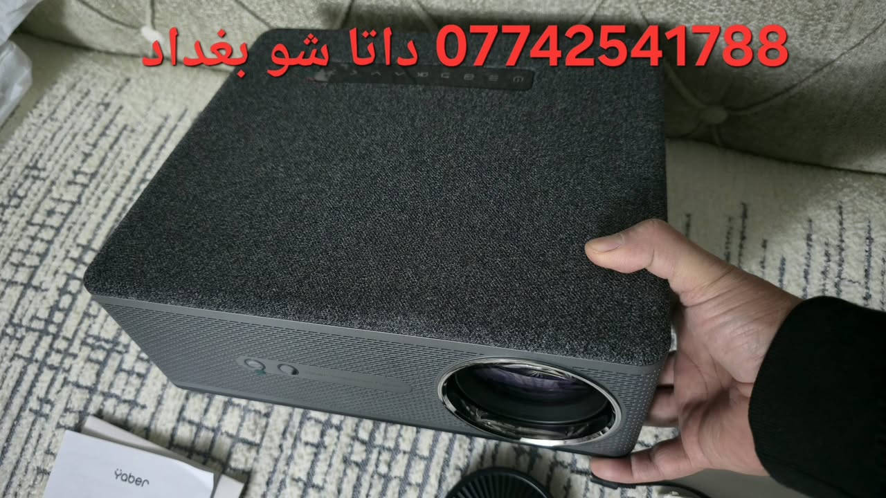 هذا المنتج هو جهاز عرض Yaber Ace K1، وإليك أبرز مواصفاته ومميزاته:
يتميز بسطوع عالٍ يصل إلى 650 ANSI لومن. 

يدعم دقة 1080P FHD مع إمكانية عرض محتوى 4K. 

يحتوي على تقنية التركيز التلقائي وتصحيح الانحراف الذكي لضبط الصورة تلقائياً. 

مزود بـ مكبرات صوت ستيريو بقوة 15 واط ودعم تقنية Wi-Fi 6.


**إذا كنت صاحب هذا الإعلان وتريد حذفه لأي سبب، رجاءا أرسل رسالة إلى الدعم الفني**