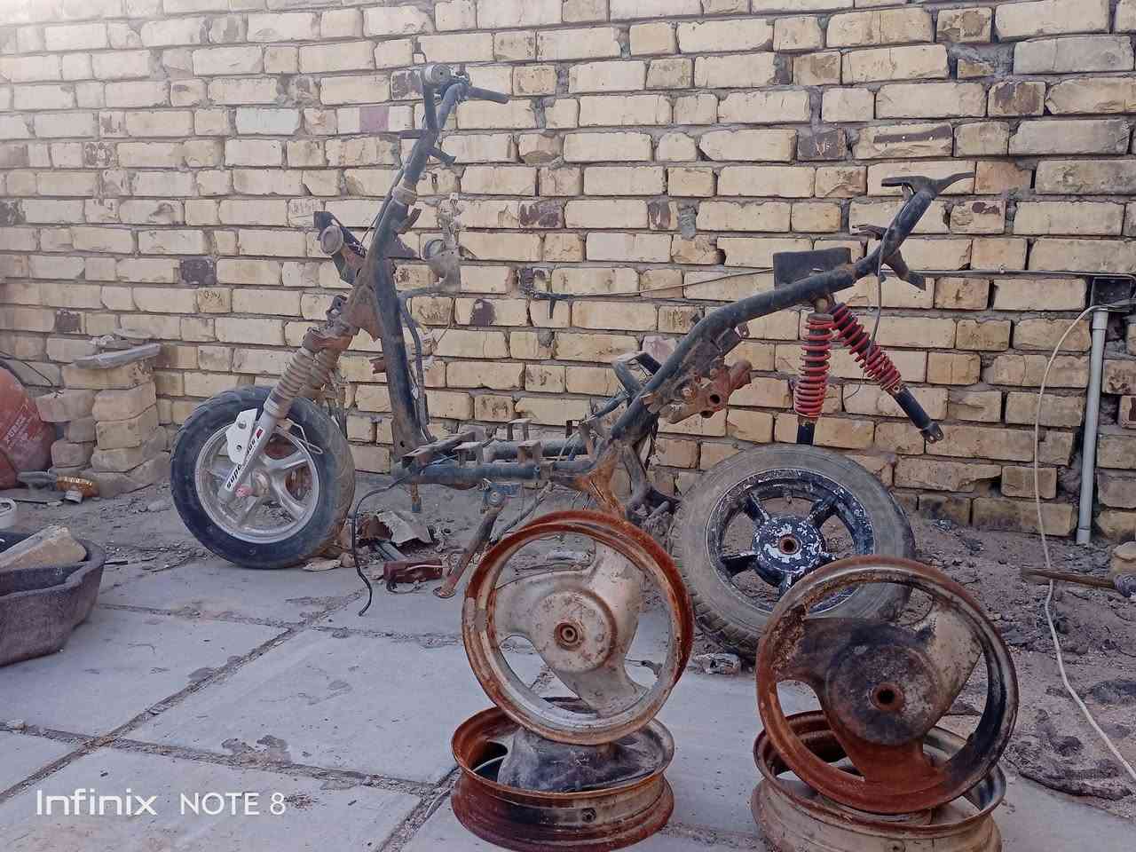 السلام عليكم (ابيع كوم حديد) اربع داجات وحده60 مصريه + وثنين صيني 140+ وحده ياباني 140 +شاصي +وياله ستين  كلهن مكاني ناصريه الاسكان الصناعي رقم***********
