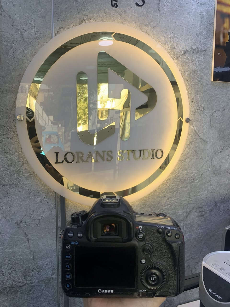 كانون 5D مارك 3   عدسه 24-70 هل كامره اثبتت جدارتها بكلشي  كامره نضيفه وراقيه للتصوير للفديو تفيد  جميع المصورين شغاله السعر مناسب وبي مجال  التواصل رقم  او وتساب فقط +964 776 865 7086 بيها خل جداا بسيط بالعدسه
