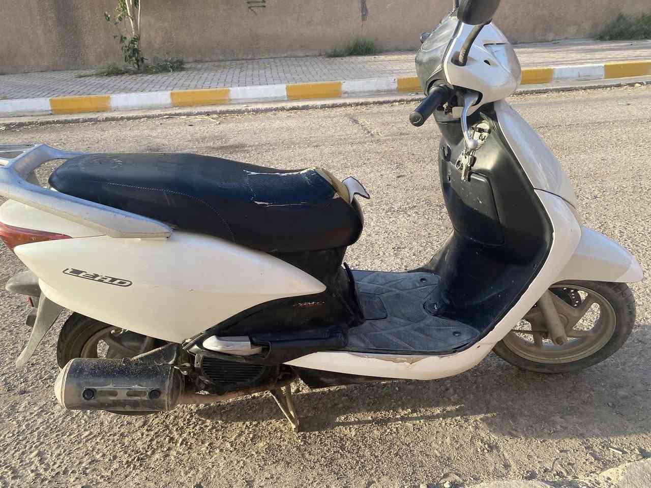 ليدي حديث للبيع الدراجه نظيفه الكفر نظيف فقط الكشن تعبان شويه. السعر 650
***********

