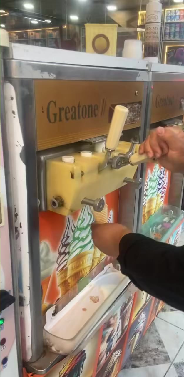 جهاز ايس كريم صيني للبيع / بو فروشتن
عدد ٢ ثري فيز  
شرط شغال 
قصبة بدون بم 
سعر .نرخ/ واحد 5 ورقة و اثنين 9 ورقة و مجال 
استفسار. *********** . واتساب فقط 
مكان قضاء بردرش .محافظة دهوك
