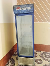 ثلاجة عرض • شغالة • مجال بسيط