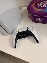 Ps5 سلم  للبيع الجهاز اخو الجديد شخط مابي السعر 750 وبي مجال   المكان ...