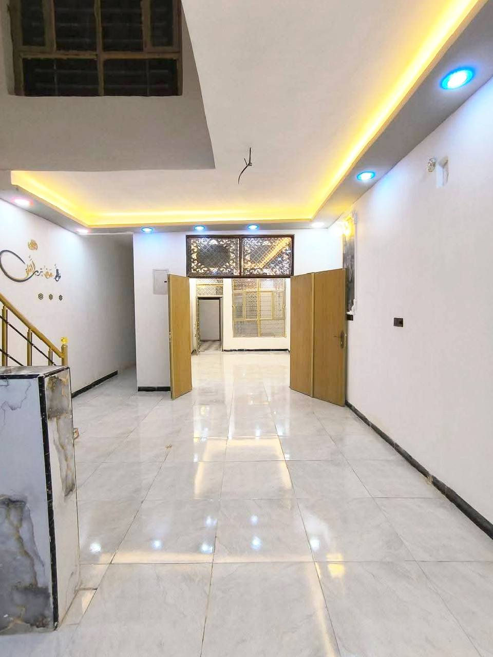 للبيع دار سكن بناء 2025حديث درجة أولى (طابوق) سقوف كونكريت مساحة 100م واجهة 5م ونزال 20م سند زراعي 25 تحويل مباشر يتكون من غرفتين منام واستقبال وكلدور ومطبخ ومجمع صحيات داخلية وخارجية وخدمات متوفرة / الحله - ناحية النيل- منطقة الفيحانية.
سعر الدار مناسب جدا وعلى الراغبين التواصل معنا على الرقم/ *********** خاص واتس متوفر.
