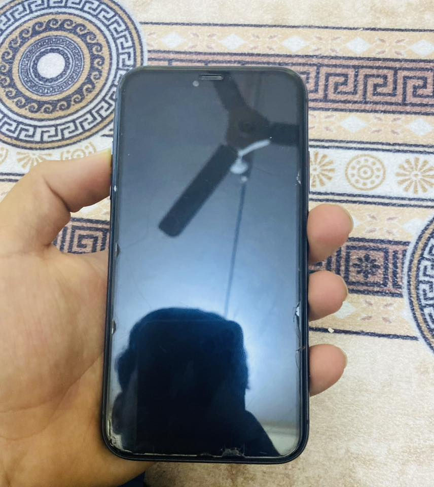 السلام عليكم ورحمة الله وبركاته 
ايفون 11كامرتين ياباني اسود ذاكره 128 مامفتوح بيه برغي استخدام شخصي بطاريه اصليه ما مبدله كلشي بيه على وضع الشركه بطاريه 79 السعر 325بيه مجال اخو الجديد زلق مابيه ابدا يرهم مراوس 13كامرتين مكان القرنه ***********
