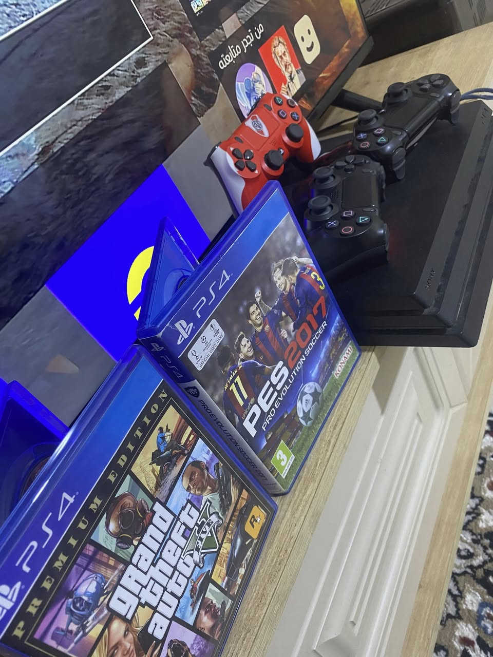 بلي ستيشن فور 4 برو وانلاين للبيع نضافه اخو الجديد مع 3 يدات واقراص 2 ( بيس 2019) و ( دلايفر ) للاستفسار اكثر واتساب او اتصال على الرقم ***********
