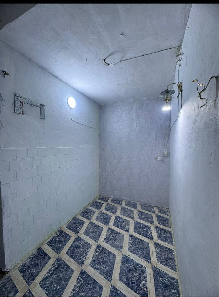 مشتمل ارضي يحتوي على كراج وغرفه كبيره بداخلها غرفه صغيره ومطبخ وصحيات في الجمعيات شارع التربيه خلف الافراح للسياقه ومقابيل مدارس الفارابي للبنين 
للاستفسار على هذا الرقم واتساب فقط ***********
الاجار المطلوب 600 وقابل للتفاوض يصلح عائله  صغيره او مخزن
