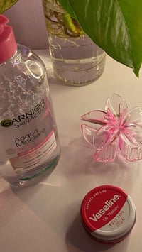 مزيل مكياج • يعقم البشرة • مرطب