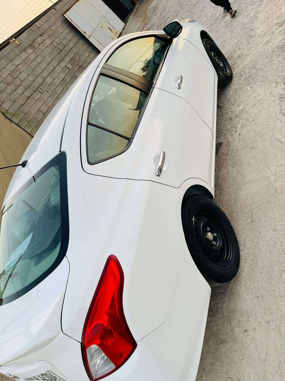 البيع نيسان سني موديل 2025سياره صارت بيه طخه مبينه بل صوره والباقي كفاله سياره مال بيت مكان البصره سياره مناسبه للأستفسار خاص ***********
