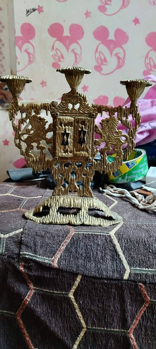 لهواة المقتنيات النادرة شمعدان يهودى ارتفاع 22 سم🔋⚡🔋⚡ عتيق شغل ناعم بة نقوشات و اسدين وشباك يفتح ويقفل هاند ميد شغل مميز جداااا تفاصيل جباااارة لاتتكرر علية كتابه باللغة العبرية 🌏🌐🌍 🔋⚡🔋⚡


**إذا كنت صاحب هذا الإعلان وتريد حذفه لأي سبب، رجاءا أرسل رسالة إلى الدعم الفني**