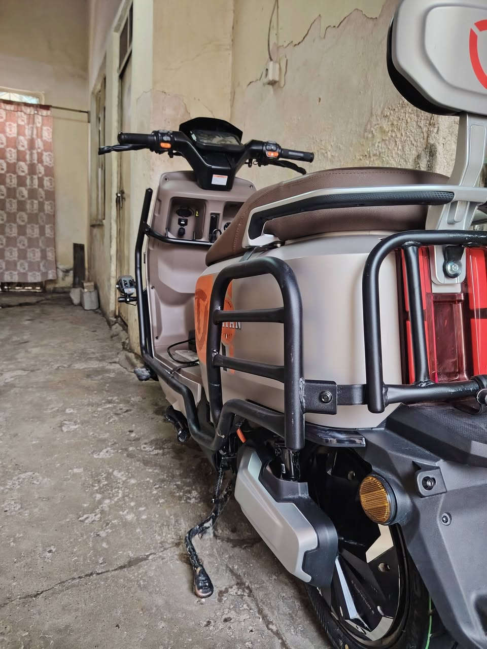 السلام عليكم ماطور وحش الكون للبيع والنضافه فول ابوضع الشركه ماشي قليل صارلي شهر من نزلتو من الشركه السعر مليون اوستميه أو بي مجال رقم الهات***********
