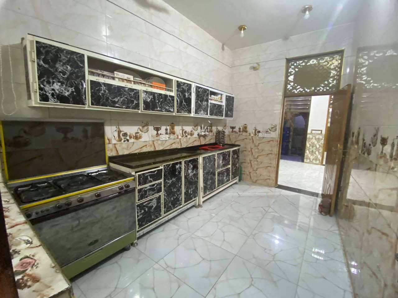 السلام عليكم بيت للبيع طابو زراعي سند 25 المساحه 120 متر يحتوي على استقبال وهول ومطبخ وغرفه نوم وصحيات والطابق الثاني يحتوي على غرفه نوم وحمام وبيتونه كبيره العنوان الثوره قرب بيت عليجه للاستفسار الاتصال على الرقم *********** او مراسله الخاص

