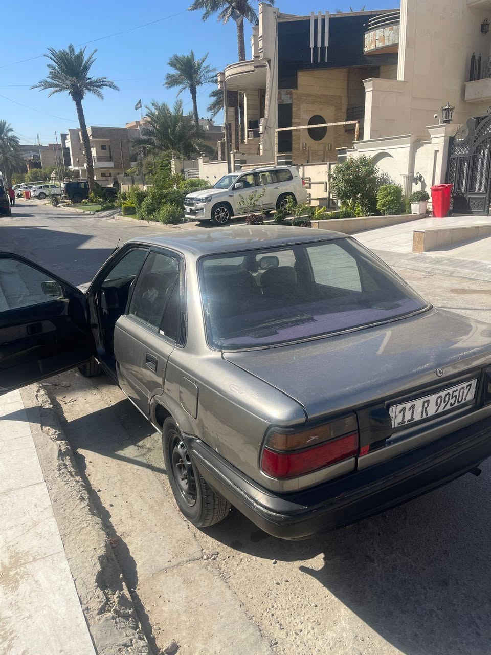 السلام عليكم
كورلا موديل ١٩٩١ للبيع 
معمرة كلها و بلادي يسرى 
كير ومكينة مكفولات والتبريد جديد وثلج ... حدادية جديدة 
مكاني بغداد زيونه 
ورايدها ب٤٢ ورقة وبيها مجال للطيبين 
رقمي ***********
