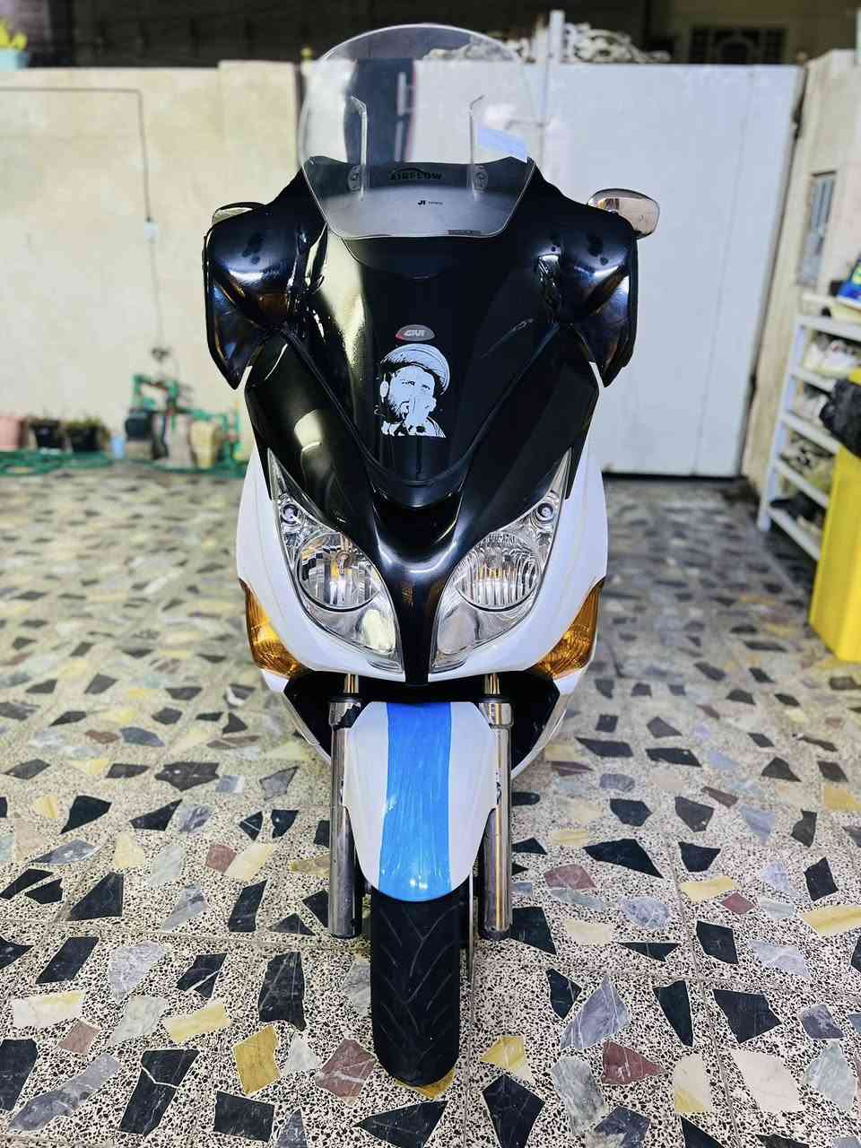 اللهم صل على محمد وآل محمد 
الي يدور جديد وكفاله عامه يتفضل
سلفر ونج جيتي 600 
دراجة جديده كلش بحالة الوكاله ماشيه 22 
فول مواصفات شرط معدلها تعبر 180
سكيورتي 
جامه قطعتين ام الزعانف وتصعد وتنزل 
تدفئه 
اوفر
 كامره داش كام بلادي
جي بي اس تحديد الموقع
منفذ جداحه عدد 2
ستان حساس
مصدات هوائيه بلادي
كاسحه 
لايت عالي زنون
دهن امزويل
بانزين بس محسن
واستخدام جداً شخصي 
بيها فقط 3 شخوط بسيطه كلش ومكحلات حته مامبينات مال حاويه
مكاني بغداد
***********
