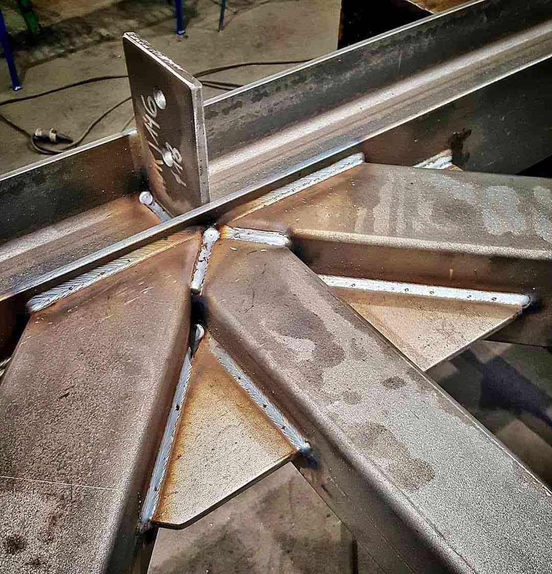 حداد وألحام وتفصال اوكسجين وبلازمه عمل كرفانات وغرف السندويج والهياكل وجملونات اطلع محفظات ***********
