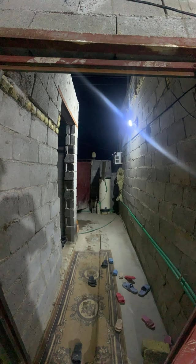 العنوان : السماوة منطقة ال مجيبل مقابيل محطة غاز ال سماعيل قرب المعارض. 

مساحة ٢٠٠ عگادة فرمستون سطح صبه شيش يتكون البيت من غرفتين مساحة الغرفة ٤*٥ حمام ودرج داخلي مطبخ ٤*٤ 
مضيف ٤*٨ هيكل فقط. 
صاله ٤*٨ 
صحيات خارجية كونكريت بيت جاهز من كهرباء سيراميك 
وبيه محل ٣*٧ عگاده. 
البيت عوزه ملاحظات  بسيطة. 

للاستفسار الاتصال فقط على الارقام الاتيه : 
***********
***********
